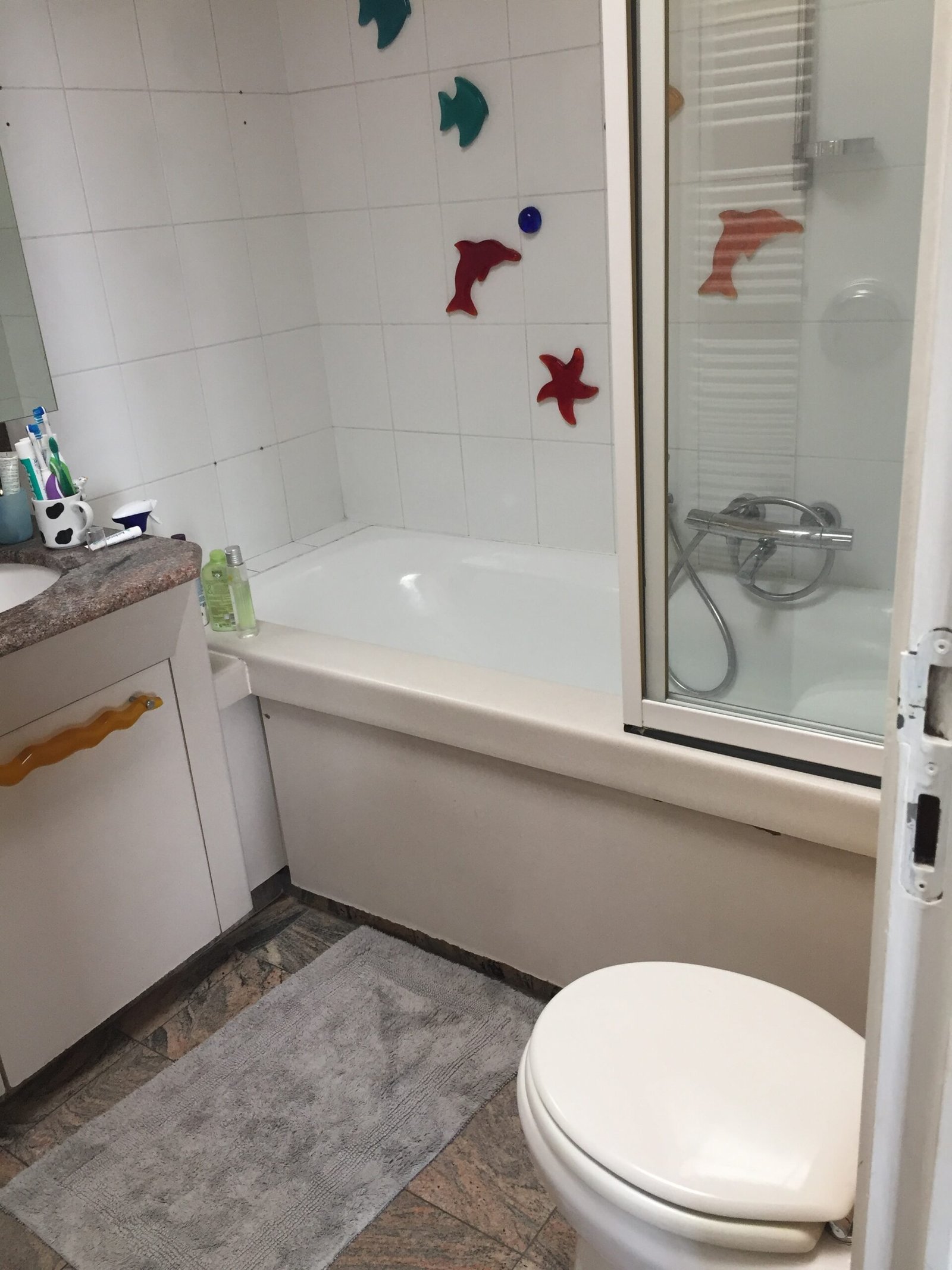 Salle de bain vétuste avec baignoire avant rénovation – appartement Paris 13