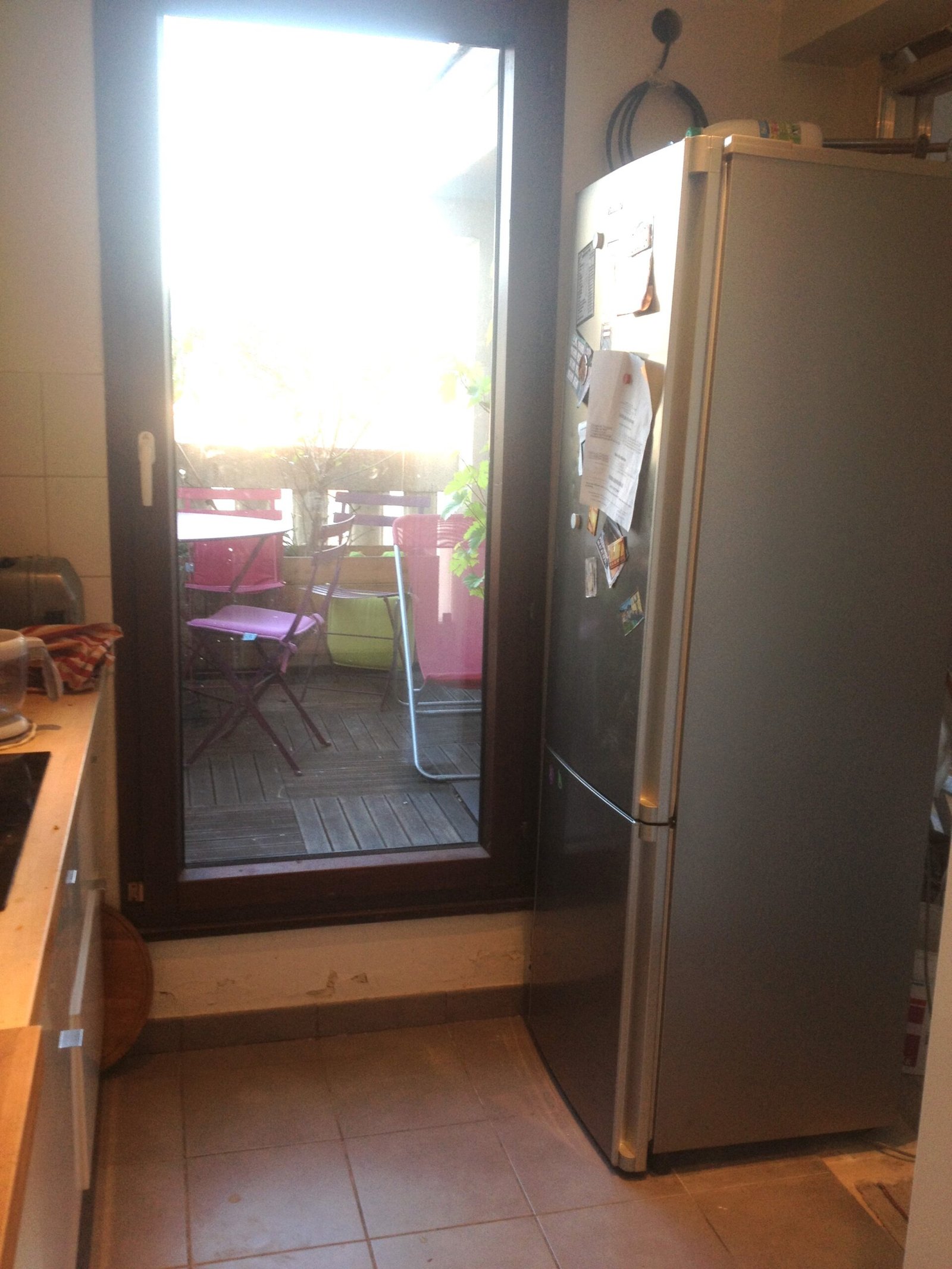 Cuisine étroite avec réfrigérateur devant la porte-fenêtre avant rénovation – duplex Vincennes