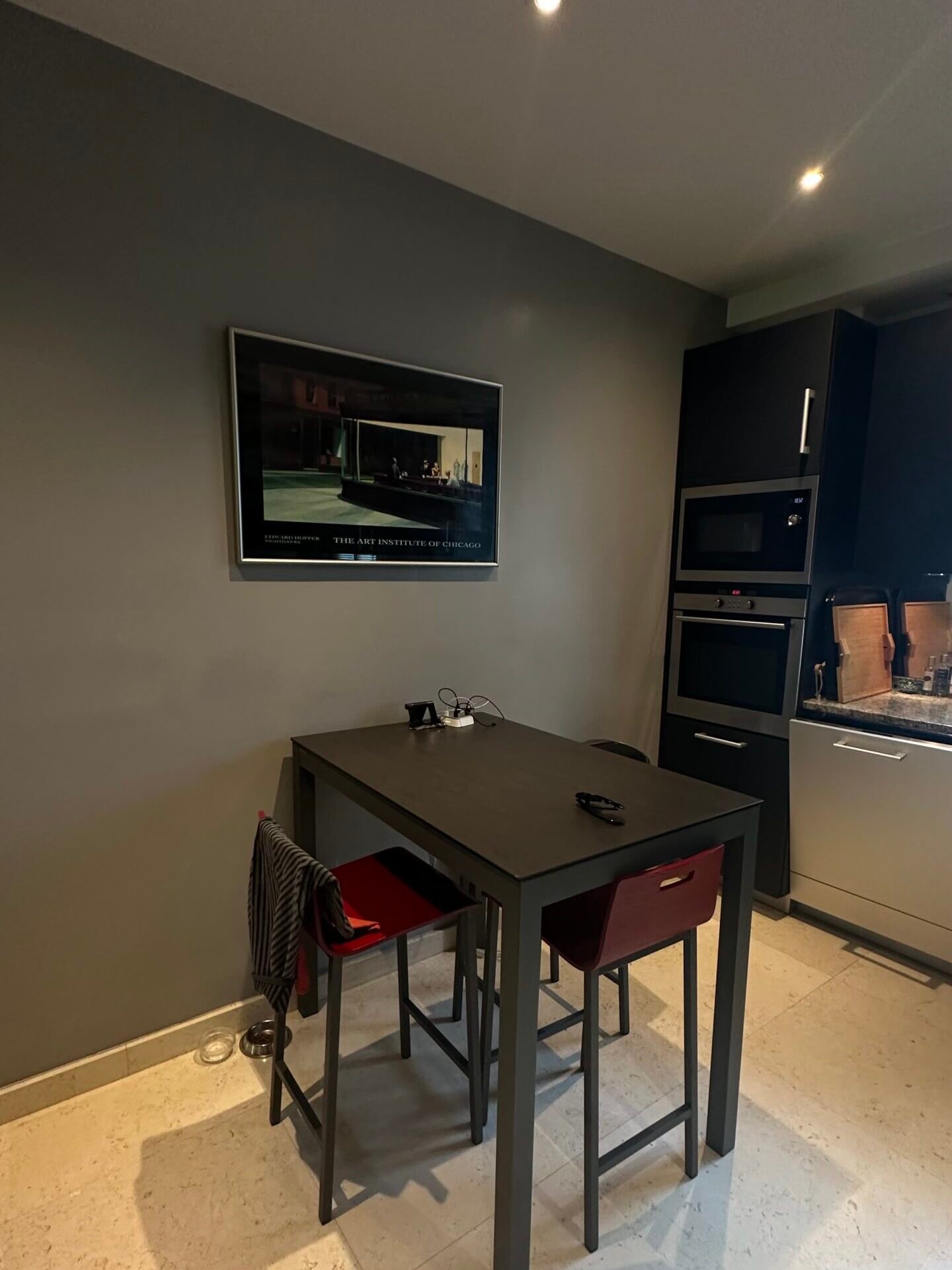 Coin repas avec table haute noire avant rénovation – maison Charenton-le-Pont