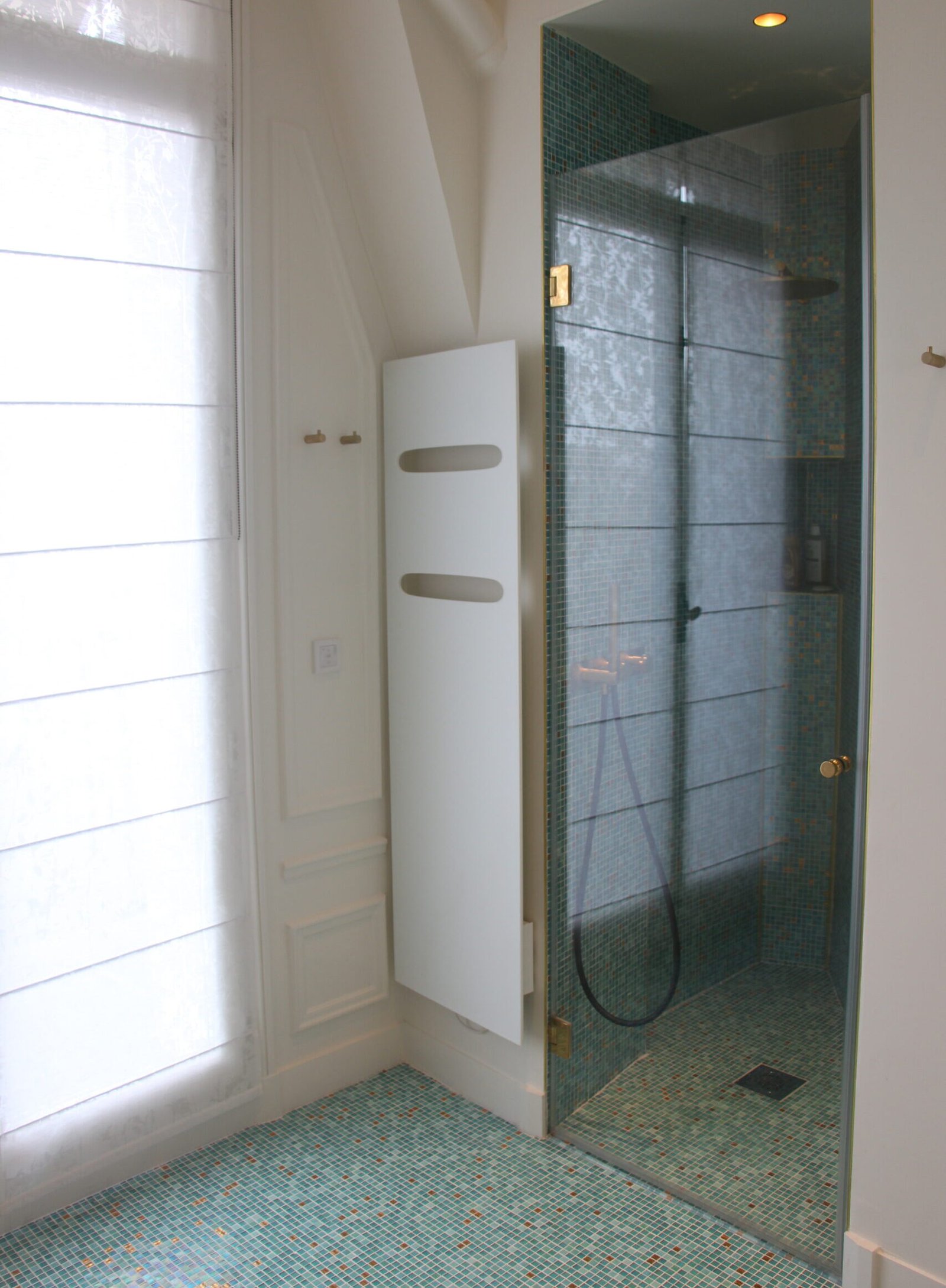 Douche en mosaïque turquoise avec paroi vitrée – salle de bain rénovée appartement haussmannien Paris 16