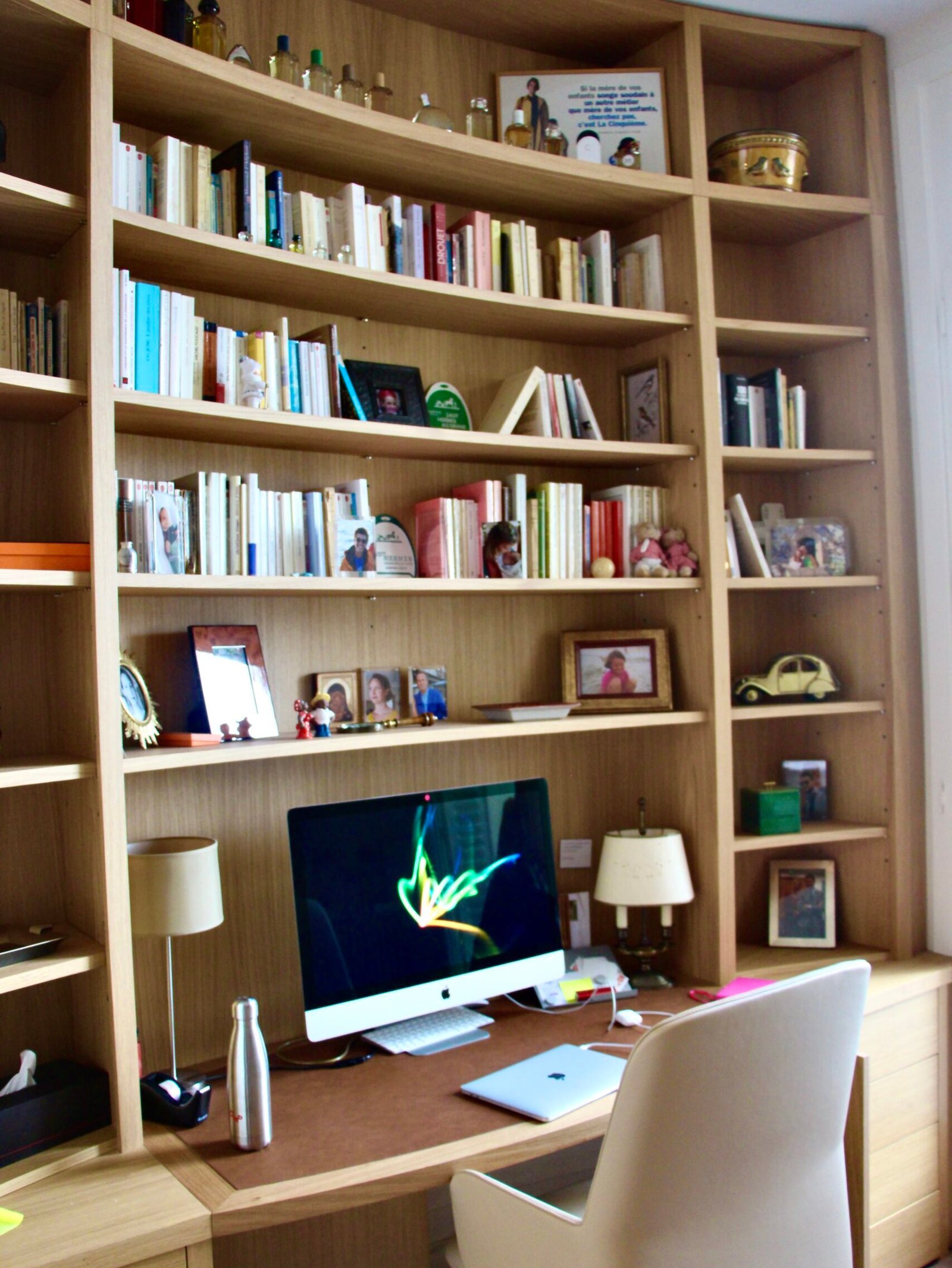Mobilier sur mesure : Bureau avec bibliothèque sur mesure en bois clair – appartement haussmannien rénové Paris 16