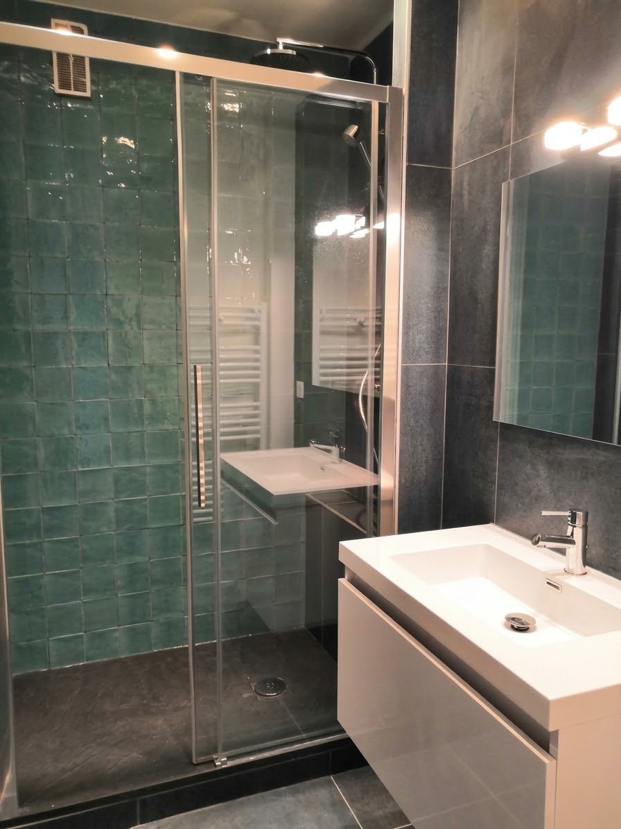 Salle de bain parentale rénovée à Paris 16 : douche à l'italienne, carreaux artisanaux turquoise et meuble vasque suspendu blanc
